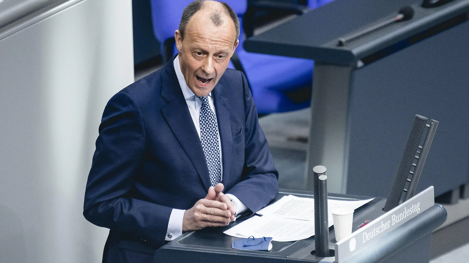  Friedrich Merz CDU, Vorsitzender der Unionsfraktion, im Rahmen der 24. Sitzung des Deutschen Bundestages aus Anlass der Generaldebatte zum Etat des Kanzleramtes.. Berlin, 23.03.2022. Berlin Deutschland *** Friedrich Merz CDU , Chairman of the CDU/CSU parliamentary group, during the 24 session of the German Bundestag on the occasion of the general debate on the budget of the Chancellery Berlin, 23 03 2022 Berlin Germany Copyright: xXanderxHeinl/photothek.dex