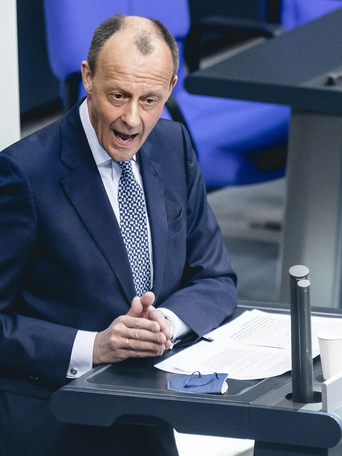  Friedrich Merz CDU, Vorsitzender der Unionsfraktion, im Rahmen der 24. Sitzung des Deutschen Bundestages aus Anlass der Generaldebatte zum Etat des Kanzleramtes.. Berlin, 23.03.2022. Berlin Deutschland *** Friedrich Merz CDU , Chairman of the CDU/CSU parliamentary group, during the 24 session of the German Bundestag on the occasion of the general debate on the budget of the Chancellery Berlin, 23 03 2022 Berlin Germany Copyright: xXanderxHeinl/photothek.dex