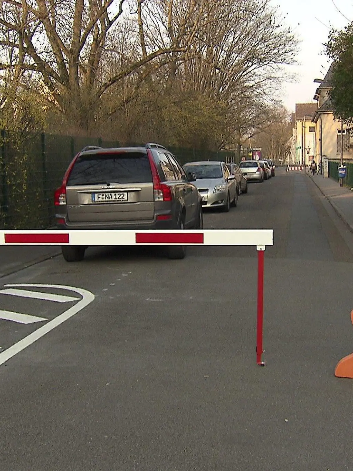 Diese Schranke versperrt ab sofort die Zufahrt der Theobald-Ziegler-Schule in Frankfurt. Elterntaxis haben hier keine Chance mehr.