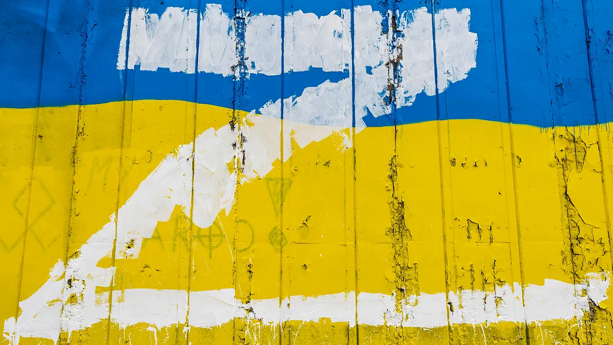 17.03.2022, Tschechien, Teplice: Der Großbuchstabe Z ist auf einer Wand, die in den Landesfarben der Ukraine angestrichen ist, zu sehen. In Russland wird der Buchstabe Z zum Beispiel auf Autos, Häuser oder Kleidung geklebt. Sie bringen ihre Unterstützung für die russischen Streitkräfte in der Ukraine zum Ausdruck. Foto: Hájek Ondøej/CTK/dpa +++ dpa-Bildfunk +++