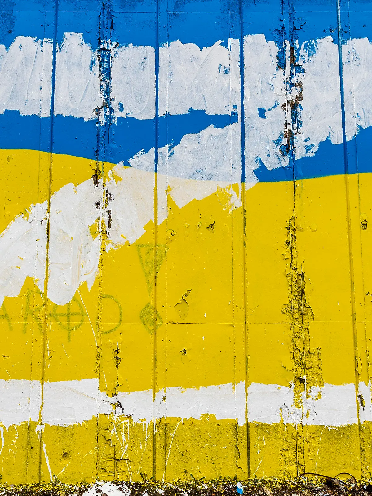 17.03.2022, Tschechien, Teplice: Der Großbuchstabe Z ist auf einer Wand, die in den Landesfarben der Ukraine angestrichen ist, zu sehen. In Russland wird der Buchstabe Z zum Beispiel auf Autos, Häuser oder Kleidung geklebt. Sie bringen ihre Unterstützung für die russischen Streitkräfte in der Ukraine zum Ausdruck. Foto: Hájek Ondøej/CTK/dpa +++ dpa-Bildfunk +++