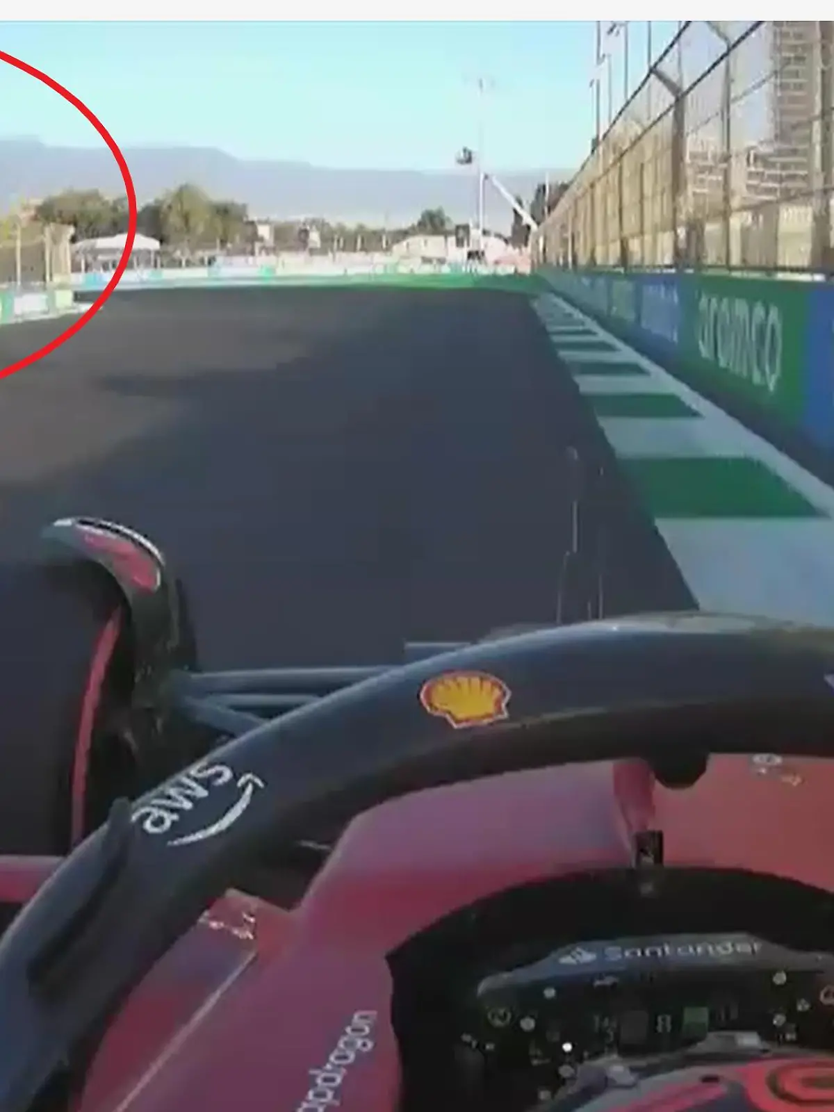 Aus dem Cockpit der Formel-1-Autos war zum Ende des 1. Trainings bei Kurve 1 links oben eine schwarze Rauchwolke erkennbar