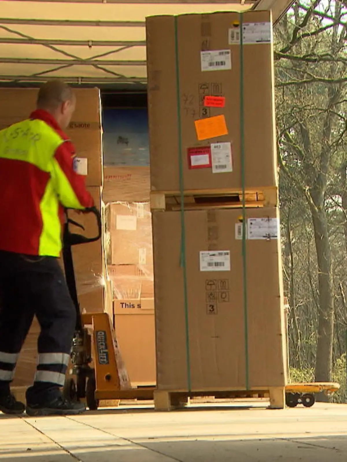 Bild zu: "Hilfsorganisation schickt Lastwagen"