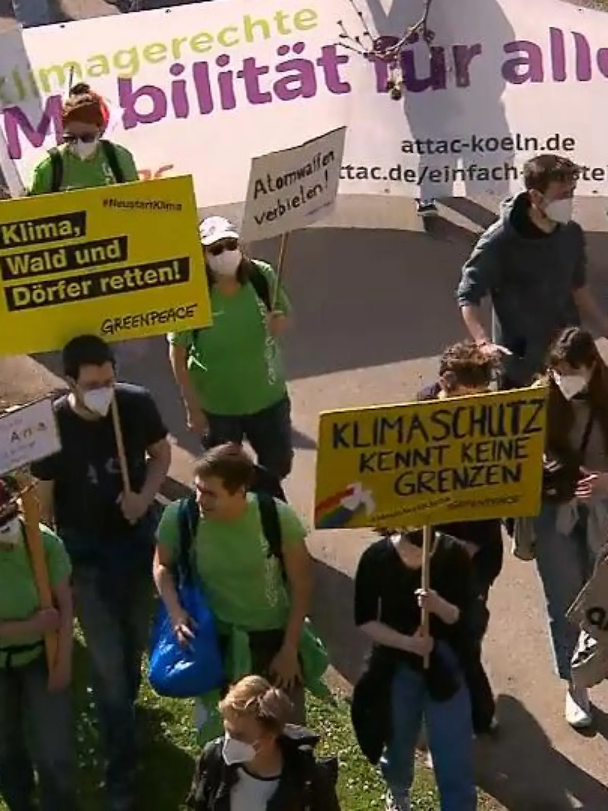 Bild zu: "Tausende demonstrieren in NRW"