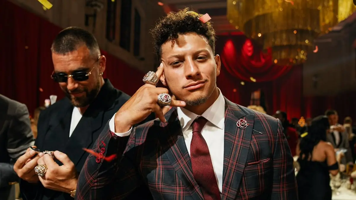 Stolz zeigt Quarterback Patrick Mahomes (27) seine beiden Meister-Ringe, Kumpel Travis Kelce (33) freut sich im Hintergrund