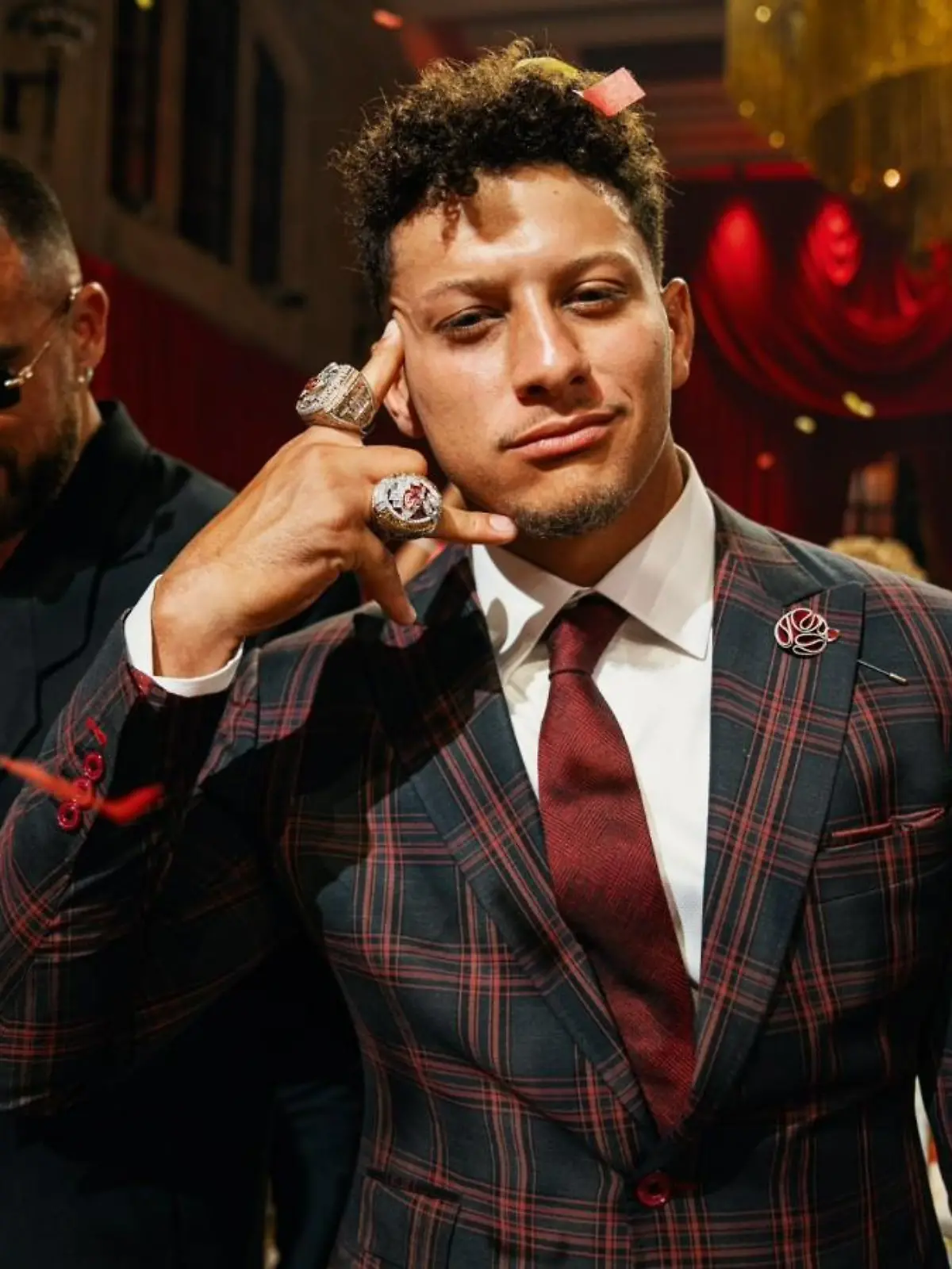 Stolz zeigt Quarterback Patrick Mahomes (27) seine beiden Meister-Ringe, Kumpel Travis Kelce (33) freut sich im Hintergrund