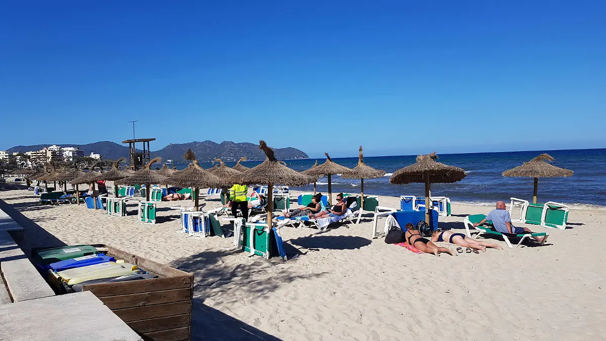 Themenfoto: Reisen, Corona, Mallorca, 22.03.2021 Strand an der Paltja de Mallorca mit ersten Reisenden, Themenfoto: Reisen, Corona, Mallorca - *** Theme photo travel, Corona, Majorca, 22 03 2021 Beach at the Paltja de Majorca with first travelers, Theme photo travel, Corona, Majorca Copyright: xAugstx/xEibner-Pressefotox EP_jat