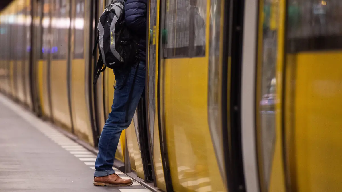 31.10.2018, Berlin: Ein Mann steigt vom Gleis in eine U-Bahn. In Berlin hatte sich nach den Grünen und Linken im März auch Innensenator Andreas Geisel (SPD) dafür ausgesprochen, das Fahren ohne Ticket zu entkriminalisieren. Am 31.10.2018 nimmt Geisel mit dem Berliner Justizsenator Behrendt im Abgeordnetenhaus an einer Diskussion zu dem Thema teil. Foto: Arne Immanuel Bänsch/dpa +++ dpa-Bildfunk +++