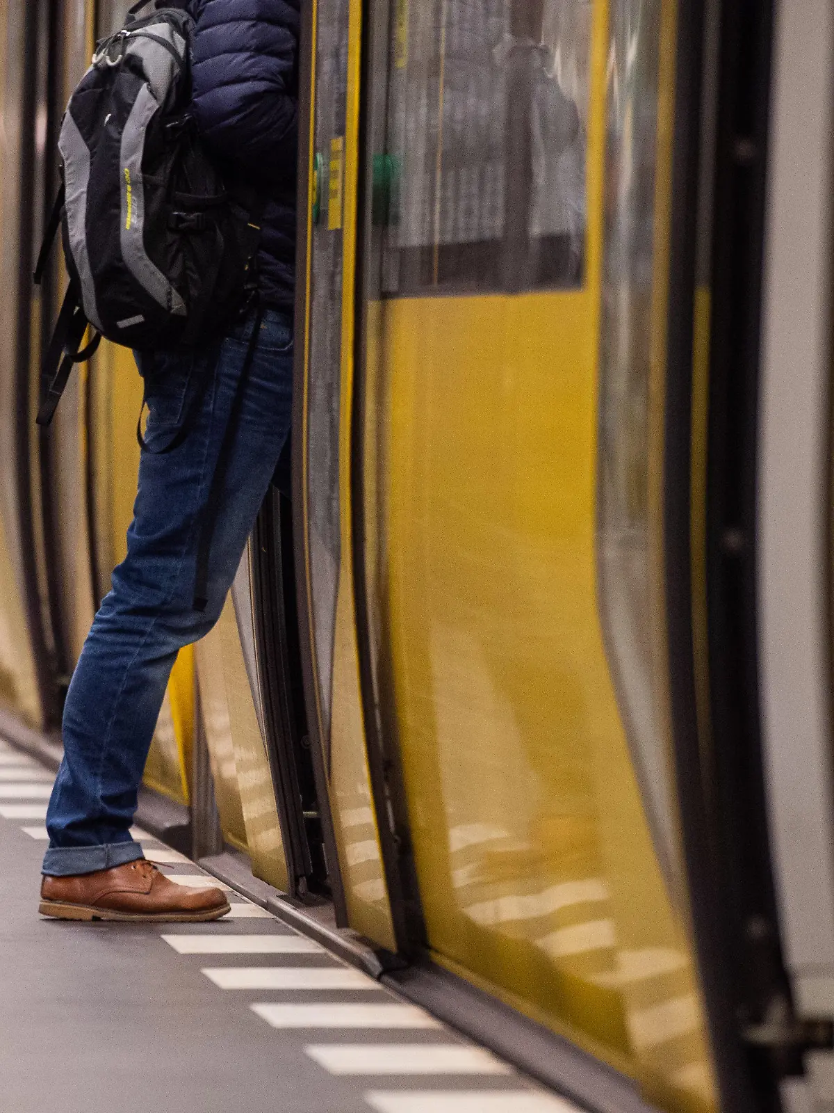 31.10.2018, Berlin: Ein Mann steigt vom Gleis in eine U-Bahn. In Berlin hatte sich nach den Grünen und Linken im März auch Innensenator Andreas Geisel (SPD) dafür ausgesprochen, das Fahren ohne Ticket zu entkriminalisieren. Am 31.10.2018 nimmt Geisel mit dem Berliner Justizsenator Behrendt im Abgeordnetenhaus an einer Diskussion zu dem Thema teil. Foto: Arne Immanuel Bänsch/dpa +++ dpa-Bildfunk +++