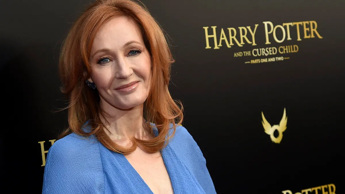 ARCHIV - 22.04.2018, USA, New York: Die Autorin J.K. Rowling kommt zur Premiere des Theaterstücks «Harry Potter and the Cursed Child» («Harry Potter und das verwunschene Kind») ins Lyric Theatre am Broadway. Am 5. Dezember soll die deutsche Erstaufführung des Stücks in Hamburg unter 2G-plus-Bedingungen seine Premiere feiern. Foto: Evan Agostini/Invision/AP/dpa +++ dpa-Bildfunk +++