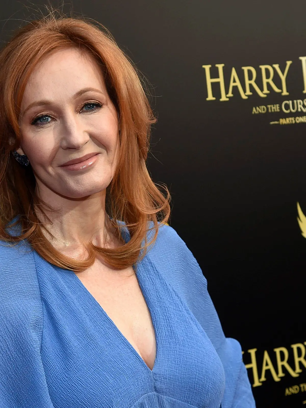 ARCHIV - 22.04.2018, USA, New York: Die Autorin J.K. Rowling kommt zur Premiere des Theaterstücks «Harry Potter and the Cursed Child» («Harry Potter und das verwunschene Kind») ins Lyric Theatre am Broadway. Am 5. Dezember soll die deutsche Erstaufführung des Stücks in Hamburg unter 2G-plus-Bedingungen seine Premiere feiern. Foto: Evan Agostini/Invision/AP/dpa +++ dpa-Bildfunk +++