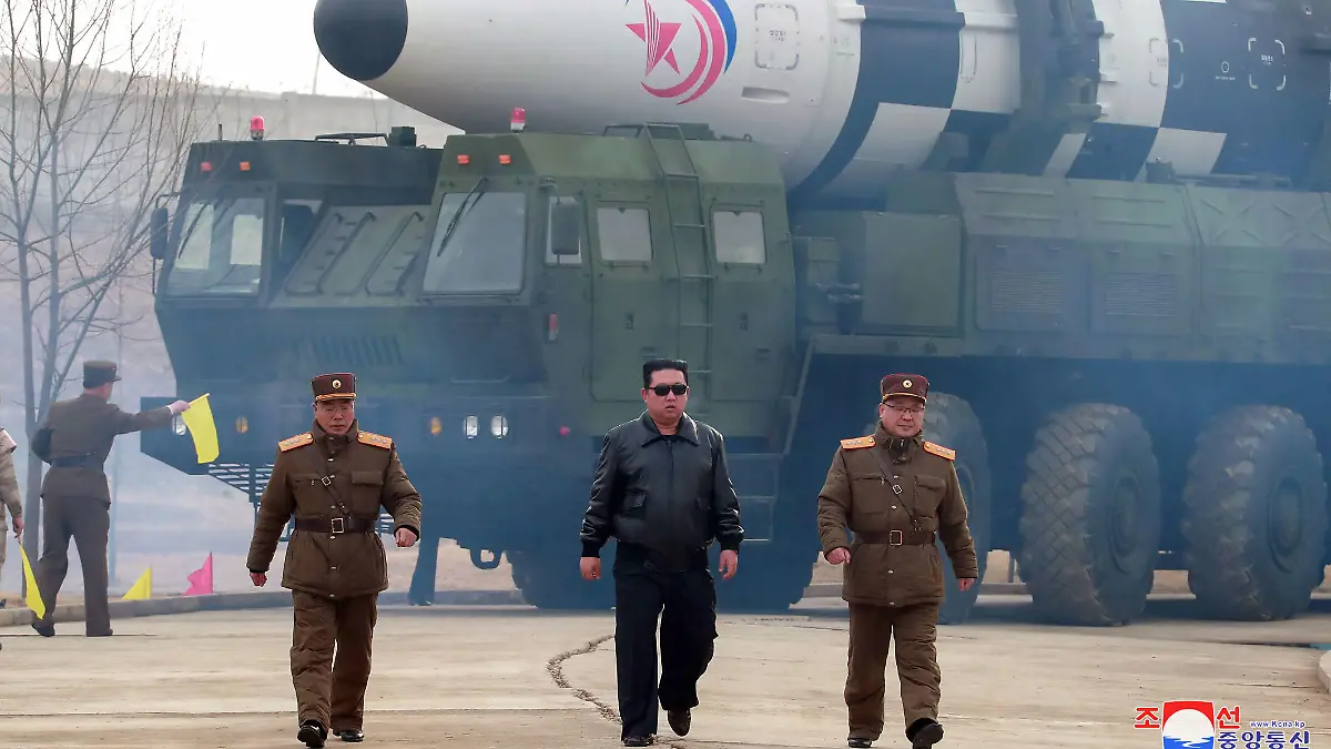 HANDOUT - 24.03.2022, Nordkorea, ---: Dieses von der staatlichen nordkoreanischen Nachrichtenagentur KCNA zur Verfügung gestellte Bild zeigt Kim Jong Un, Machthaber von Nordkorea, vor dem Test einer neuartigen, atomwaffenfähigen, ballistischen Interkontinentalrakete. Der Start der Rakete der Bauart Mars Cannon 17 Typ 2, im Original «Hwasongpho-17», fand an einem nicht mitgeteilten Ort statt. Nach Angaben des südkoreanischen Militärs feuerte Nordkorea die Rakete in der Nähe der Hauptstadt Pjöngjang ab. Demnach stieg der Flugkörper auf eine Höhe von bis zu 6200 Kilometern, bevor er 1080 Kilometer vom Startpunkt entfernt ins Japanische Meer (koreanisch: Ostmeer) stürzte. Das Bild wurde von der staatlichen nordkoreanischen Nachrichtenagentur KCNA zur Verfügung gestellt. Sein Inhalt kann nicht eindeutig verifiziert werden. Foto: -/kcna/dpa +++ dpa-Bildfunk +++