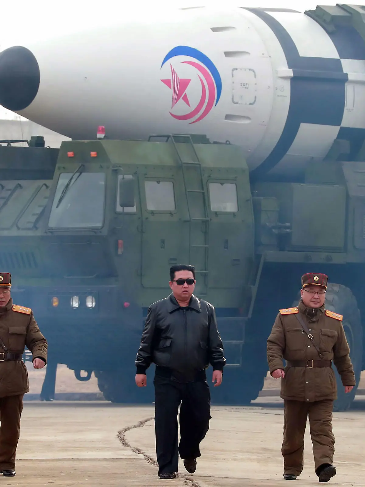 HANDOUT - 24.03.2022, Nordkorea, ---: Dieses von der staatlichen nordkoreanischen Nachrichtenagentur KCNA zur Verfügung gestellte Bild zeigt Kim Jong Un, Machthaber von Nordkorea, vor dem Test einer neuartigen, atomwaffenfähigen, ballistischen Interkontinentalrakete. Der Start der Rakete der Bauart Mars Cannon 17 Typ 2, im Original «Hwasongpho-17», fand an einem nicht mitgeteilten Ort statt. Nach Angaben des südkoreanischen Militärs feuerte Nordkorea die Rakete in der Nähe der Hauptstadt Pjöngjang ab. Demnach stieg der Flugkörper auf eine Höhe von bis zu 6200 Kilometern, bevor er 1080 Kilometer vom Startpunkt entfernt ins Japanische Meer (koreanisch: Ostmeer) stürzte. Das Bild wurde von der staatlichen nordkoreanischen Nachrichtenagentur KCNA zur Verfügung gestellt. Sein Inhalt kann nicht eindeutig verifiziert werden. Foto: -/kcna/dpa +++ dpa-Bildfunk +++