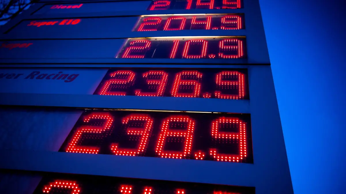 ARCHIV - 22.03.2022, Bremen: Die Spritpreise werden an einer Tankstelle am frühen Morgen angezeigt. Noch immer sind sie in Folge der Ukraine-Krise über 2 Euro. (zu dpa: «NRW-Landtag debattiert über Abfederung des Spritpreisanstiegs»). Foto: Sina Schuldt/dpa +++ dpa-Bildfunk +++