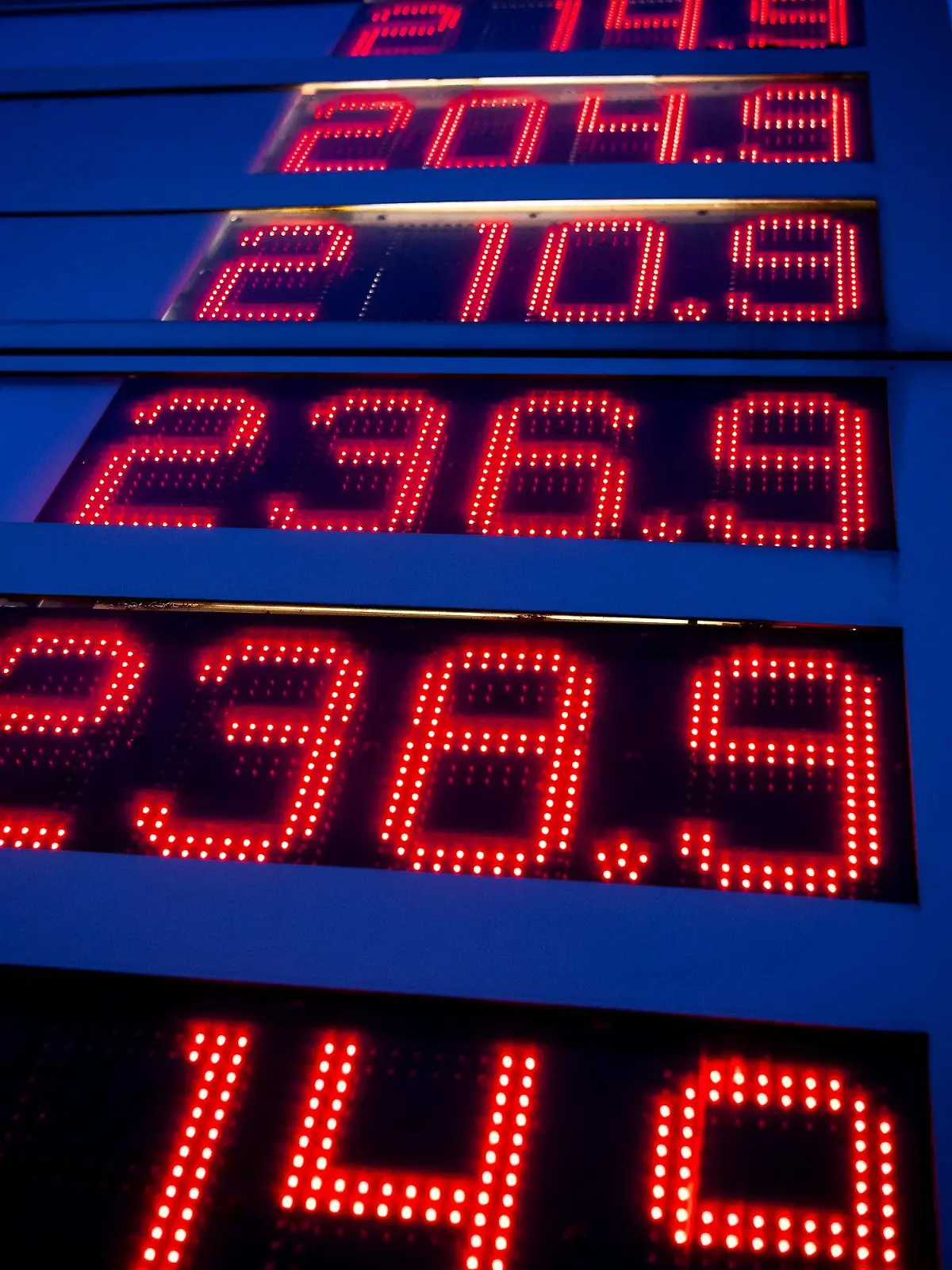 ARCHIV - 22.03.2022, Bremen: Die Spritpreise werden an einer Tankstelle am frühen Morgen angezeigt. Noch immer sind sie in Folge der Ukraine-Krise über 2 Euro. (zu dpa: «NRW-Landtag debattiert über Abfederung des Spritpreisanstiegs»). Foto: Sina Schuldt/dpa +++ dpa-Bildfunk +++