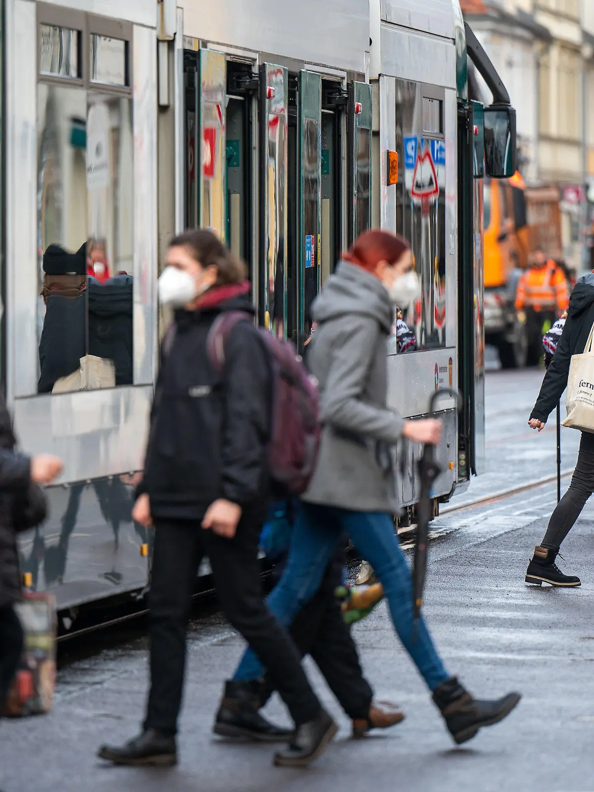 ARCHIV - 17.01.2022, Brandenburg, Potsdam: Fahrgäste mit FFP2-Masken steigen in eine Straßenbahn in der Innenstadt ein. Die Koalition will für 90 Tage ein Ticket für 9 Euro pro Monat für den Öffentlichen Personennahverkehr einführen. (zu dpa «Koalition einigt sich auf billige Tickets für öffentlichen Nahverkehr») Foto: Monika Skolimowska/dpa-Zentralbild/dpa +++ dpa-Bildfunk +++