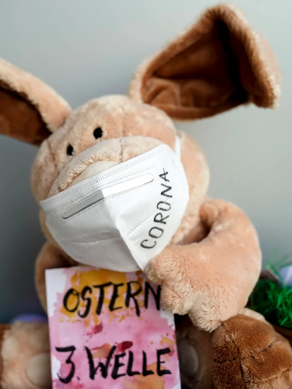  Symbolbild Osterhase mit FFP2 Maske und Schild mit der Aufschrift Ostern 3. Welle Symbolfoto Osterhase mit FFP2 Maske mit Osternest und Schild mit der Aufschrift Ostern 3. Welle. Durch die steigenden Infektionszahlen ist eine 3. Welle im Rahmen der Corona Pandemie immer wahrscheinlicher. Deutschland *** Symbol picture Easter bunny with FFP2 mask and sign with the inscription Easter 3 wave Symbol photo Easter bunny with FFP2 mask with Easter nest and sign with the inscription Easter 3 wave Due to the increasing infection numbers a 3 wave in the context of the Corona pandemic is more and more probable Germany