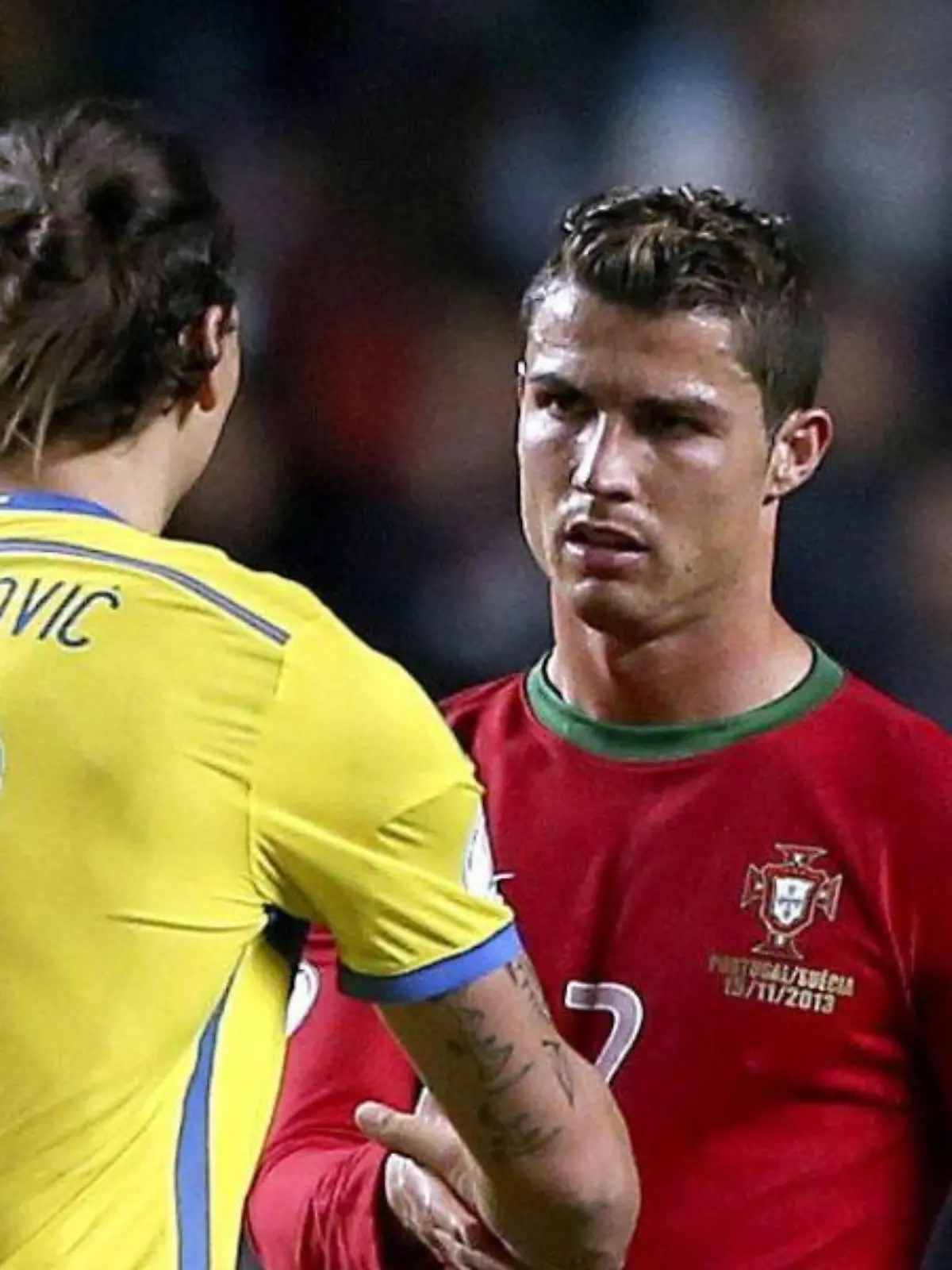 Nach dem Spiel gratuliert Schwedenstar Zlatan Ibrahimovic (l) Portugals Siegtorschützen Cristiano Ronaldo. Foto: Tiago Petinga