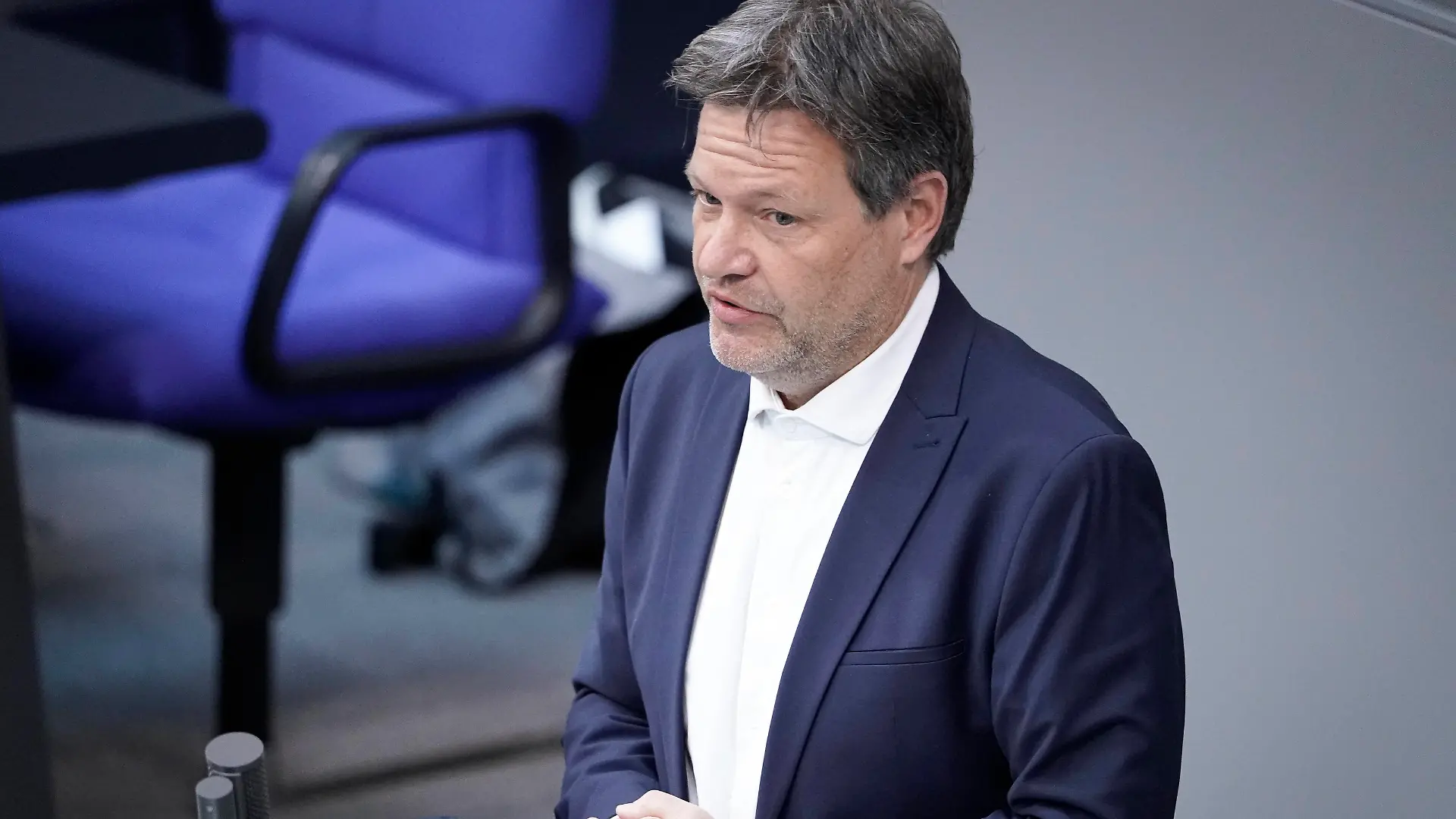 25. Bundestagssitzung der Haushaltswoche im Deutschen Bundestag Aktuell,24.03.2022 Berlin, Wirtschafts- und Klimaminister Robert Habeck Gruene im Portrait bei seiner Rede zum Haushalt Wirtschaft und Klimaschutz bei der 25. Sitzung des Deutschen Bundestag in Berlin Berlin Berlin Deutschland *** 25 Bundestag session of the budget week in the German Bundestag Current,24 03 2022 Berlin, economy and climate minister Robert Habeck Gruene in portrait during his speech on the budget economy and climate protection at the 25 session of the German Bundestag in Berlin Berlin Germany