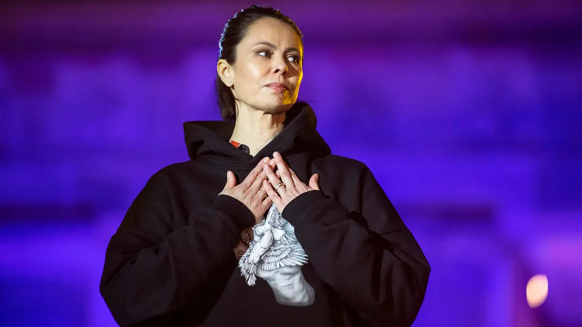 20.03.2022, Berlin: Natalia Klitschko, Ehefrau des Kiewer Bürgermeisters V. Klitschko, steht bei der Solidaritätskundgebung «Sound of Peace» vor dem Brandenburger Tor auf der Bühne. Zahlreiche bekannte Künstler treten auf und demonstrieren ihre Unterstützung für die von Russland angegriffene Ukraine. Foto: Christophe Gateau/dpa +++ dpa-Bildfunk +++