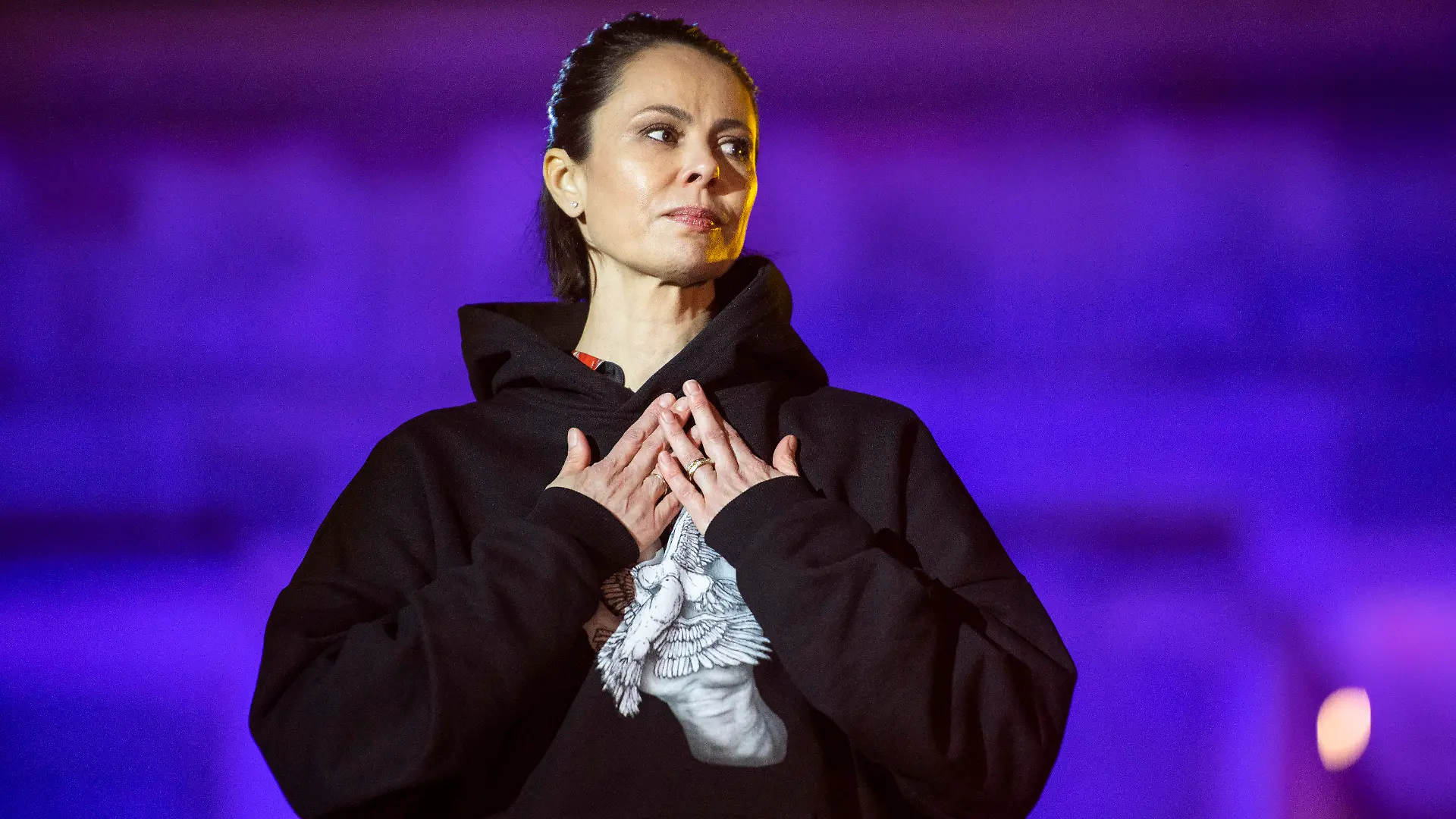 20.03.2022, Berlin: Natalia Klitschko, Ehefrau des Kiewer Bürgermeisters V. Klitschko, steht bei der Solidaritätskundgebung «Sound of Peace» vor dem Brandenburger Tor auf der Bühne. Zahlreiche bekannte Künstler treten auf und demonstrieren ihre Unterstützung für die von Russland angegriffene Ukraine. Foto: Christophe Gateau/dpa +++ dpa-Bildfunk +++