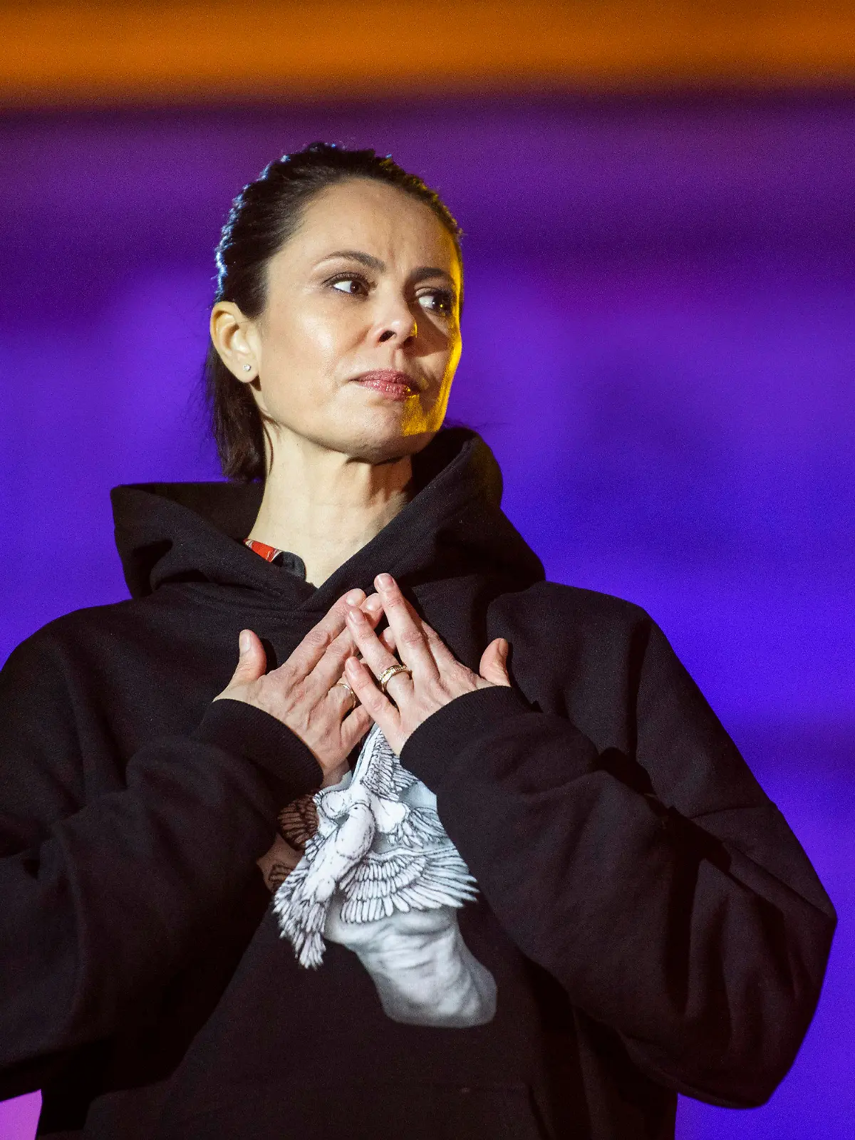 20.03.2022, Berlin: Natalia Klitschko, Ehefrau des Kiewer Bürgermeisters V. Klitschko, steht bei der Solidaritätskundgebung «Sound of Peace» vor dem Brandenburger Tor auf der Bühne. Zahlreiche bekannte Künstler treten auf und demonstrieren ihre Unterstützung für die von Russland angegriffene Ukraine. Foto: Christophe Gateau/dpa +++ dpa-Bildfunk +++