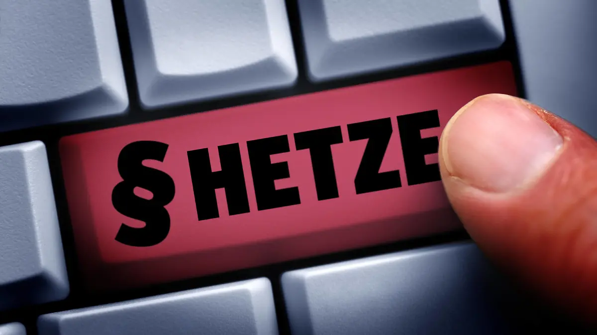  Computertaste mit der Aufschrift Hetze und Paragraphenzeichen, rassistische Kommentare in sozialen Netzwerken