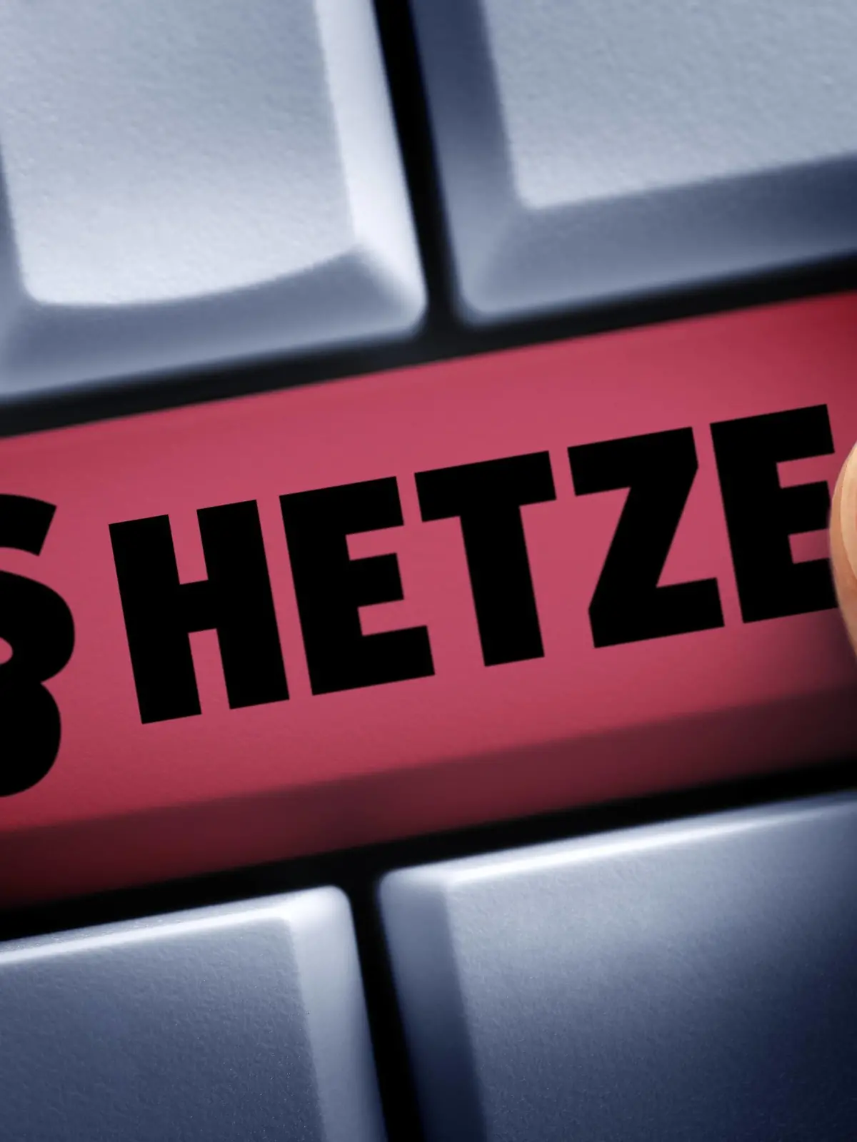  Computertaste mit der Aufschrift Hetze und Paragraphenzeichen, rassistische Kommentare in sozialen Netzwerken