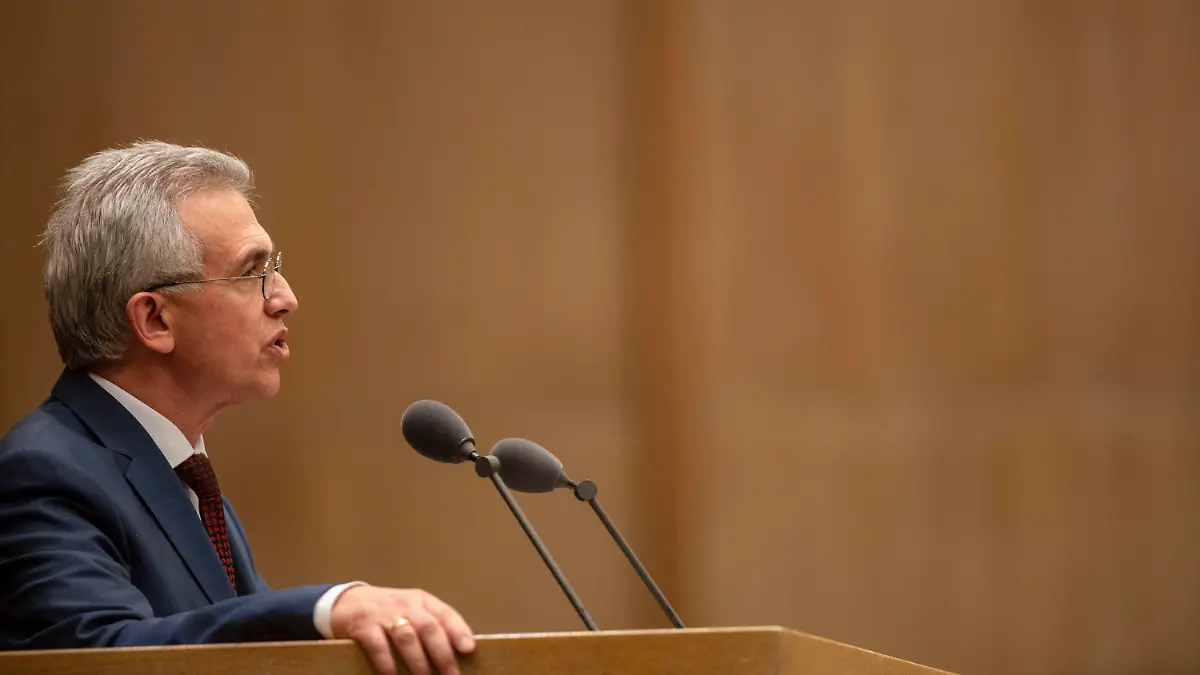 ARCHIV - 12.12.2019, Hessen, Frankfurt/Main: Der Frankfurter Oberbürgermeister Peter Feldmann (SPD) beantwortet Fragen der Stadtverordneten zur Frankfurter Arbeiterwohlfahrt (Awo). Er war in die Kritik geraten nach Berichten, seine damalige Lebensgefährtin und heutige Ehefrau habe als Leiterin einer Awo-Kindertagesstätte einen Dienstwagen gehabt und ein Gehalt bezogen, das deutlich über dem von Kollegen in vergleichbaren Positionen gelegen habe. Die Staatsanwaltschaft hat nun offiziell die Anklage gegen Oberbürgermeister Peter Feldmann (SPD) im Zusammenhang mit dem Awo-Skandal bekanntgegeben. (zu dpa: «Staatsanwaltschaft bestätigt Anklage gegen Frankfurter OB») Foto: Frank Rumpenhorst/dpa/Frank Rumpenhorst/dpa +++ dpa-Bildfunk +++