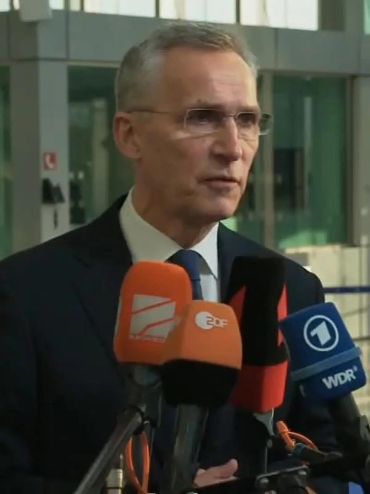 Russland stellt nach Ansicht von Nato-Generalsekretär Jens Stoltenberg derzeit keine akute Gefahr für Alliierte dar. "Wir sind das stärkste Bündnis der Welt", sagte der Norweger am Donnerstag am Rande eines Nato-Sondergipfels zum Ukraine-Krieg. "Solange wir zusammenstehen, sind wir sicher."