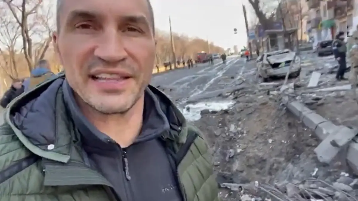 HANDOUT - 14.03.2022, Ukraine, Kiew: Ausschnitt aus dem Twitter-Feed des ehemaligen Profiboxers Wladimir Klitschko, der die Folgen eines russischen Geschosses filmt, das einen Kiewer Stadtbus und die umliegende Straße zerstörte. Foto: Wladimir Klitschko/PA Media/dpa - ACHTUNG: Nur zur redaktionellen Verwendung und nur mit vollständiger Nennung des vorstehenden Credits +++ dpa-Bildfunk +++