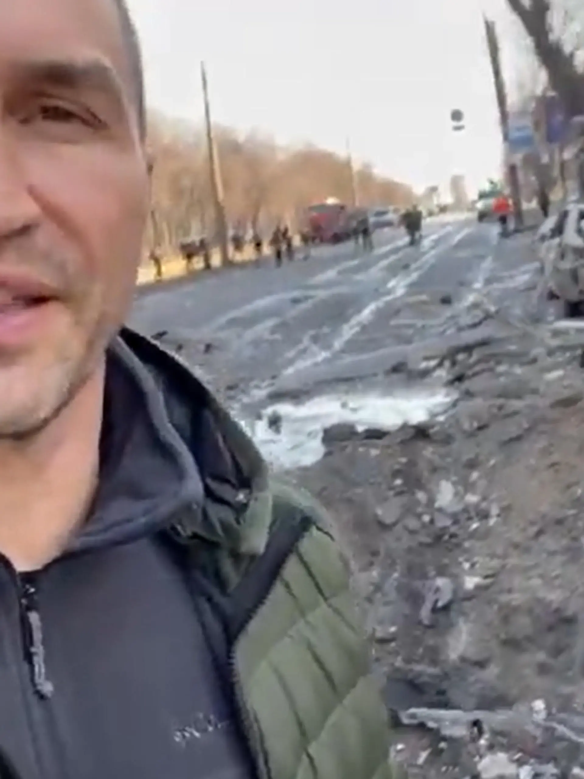 HANDOUT - 14.03.2022, Ukraine, Kiew: Ausschnitt aus dem Twitter-Feed des ehemaligen Profiboxers Wladimir Klitschko, der die Folgen eines russischen Geschosses filmt, das einen Kiewer Stadtbus und die umliegende Straße zerstörte. Foto: Wladimir Klitschko/PA Media/dpa - ACHTUNG: Nur zur redaktionellen Verwendung und nur mit vollständiger Nennung des vorstehenden Credits +++ dpa-Bildfunk +++