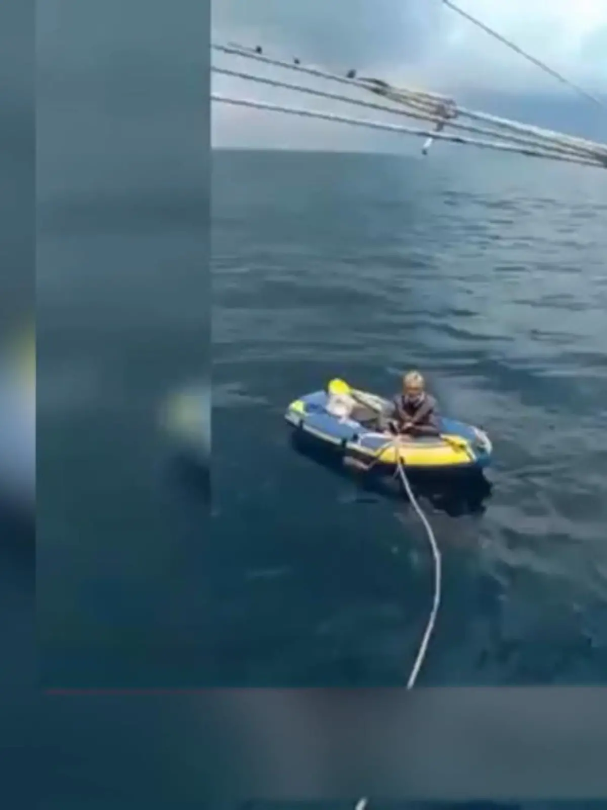 In einem kleinen Schlauchboot will ein Vietnamese 2000 Kilometer zurücklegen, um seine Frau zu sehen. Doch sein Vorhaben schlägt fehl. Nach 18 Tagen ist sein Ziel noch immer nicht in Reichweite, aber seine Essensvorräte sind aufgebraucht. Fischer finden den gleichermaßen verliebten wie verzeifelten Mann und leiten seine Rettung ein.