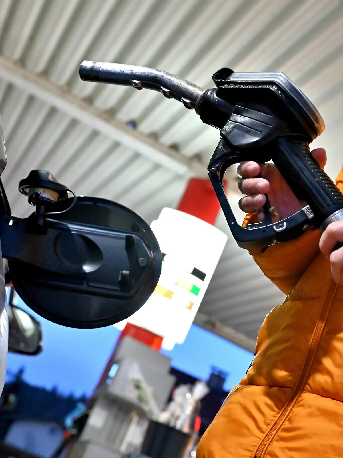  Preisschock an der Tankstelle. Wie weit werden die Spritpreise noch klettern  Siegsdorf Bayern Deutschland *** Price shock at the gas station How far will fuel prices climb Siegsdorf Bavaria Germany Copyright: xRolfxPossx