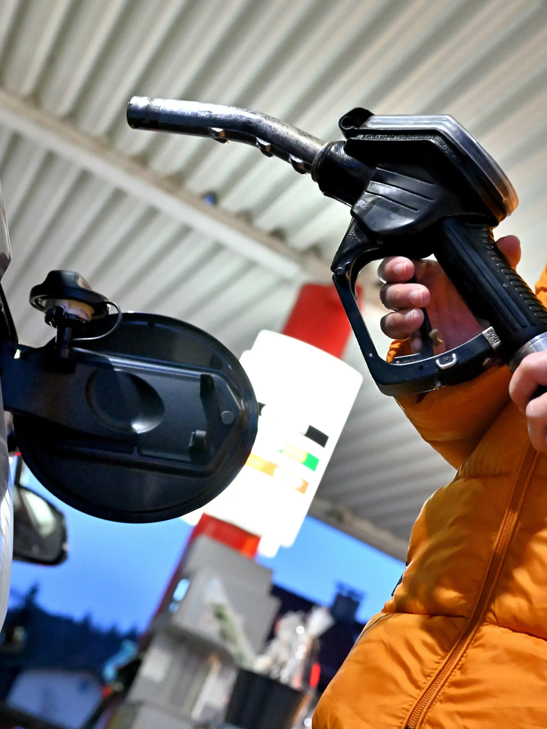  Preisschock an der Tankstelle. Wie weit werden die Spritpreise noch klettern  Siegsdorf Bayern Deutschland *** Price shock at the gas station How far will fuel prices climb Siegsdorf Bavaria Germany Copyright: xRolfxPossx