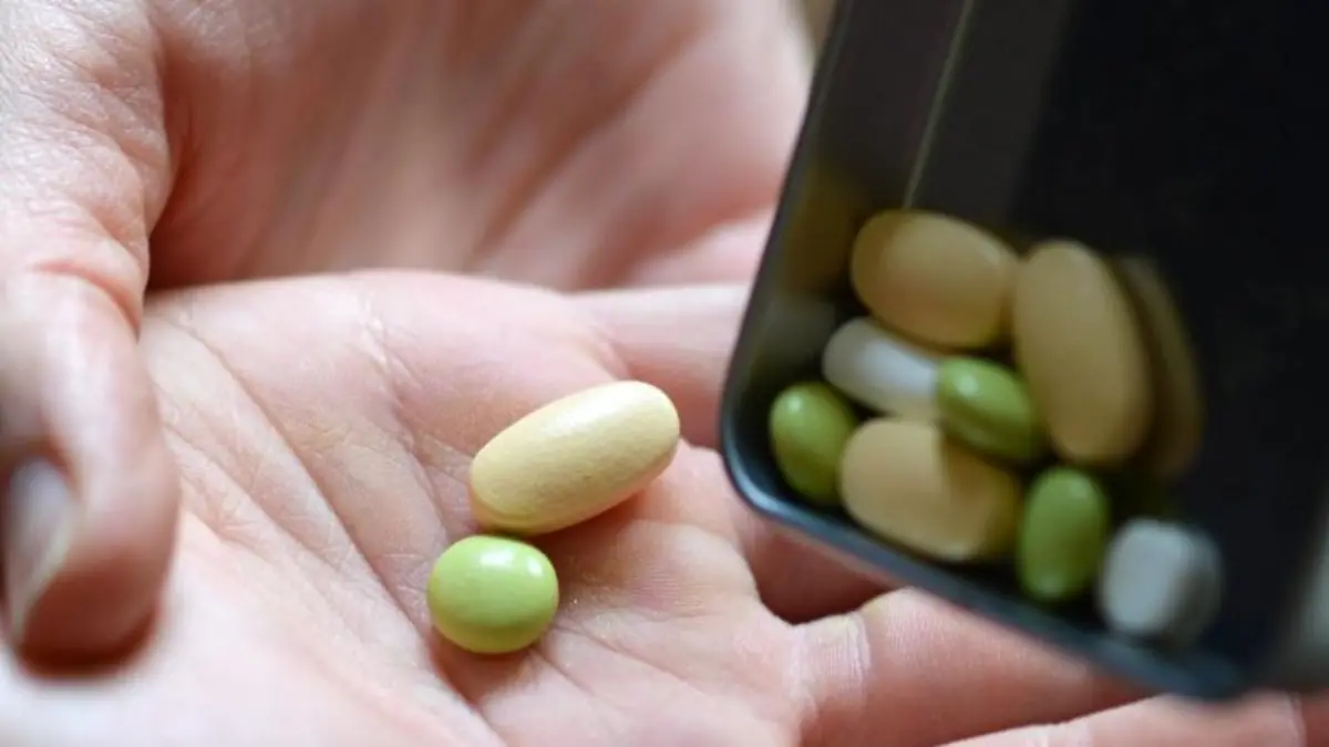 Kind mit Tabletten in der Hand