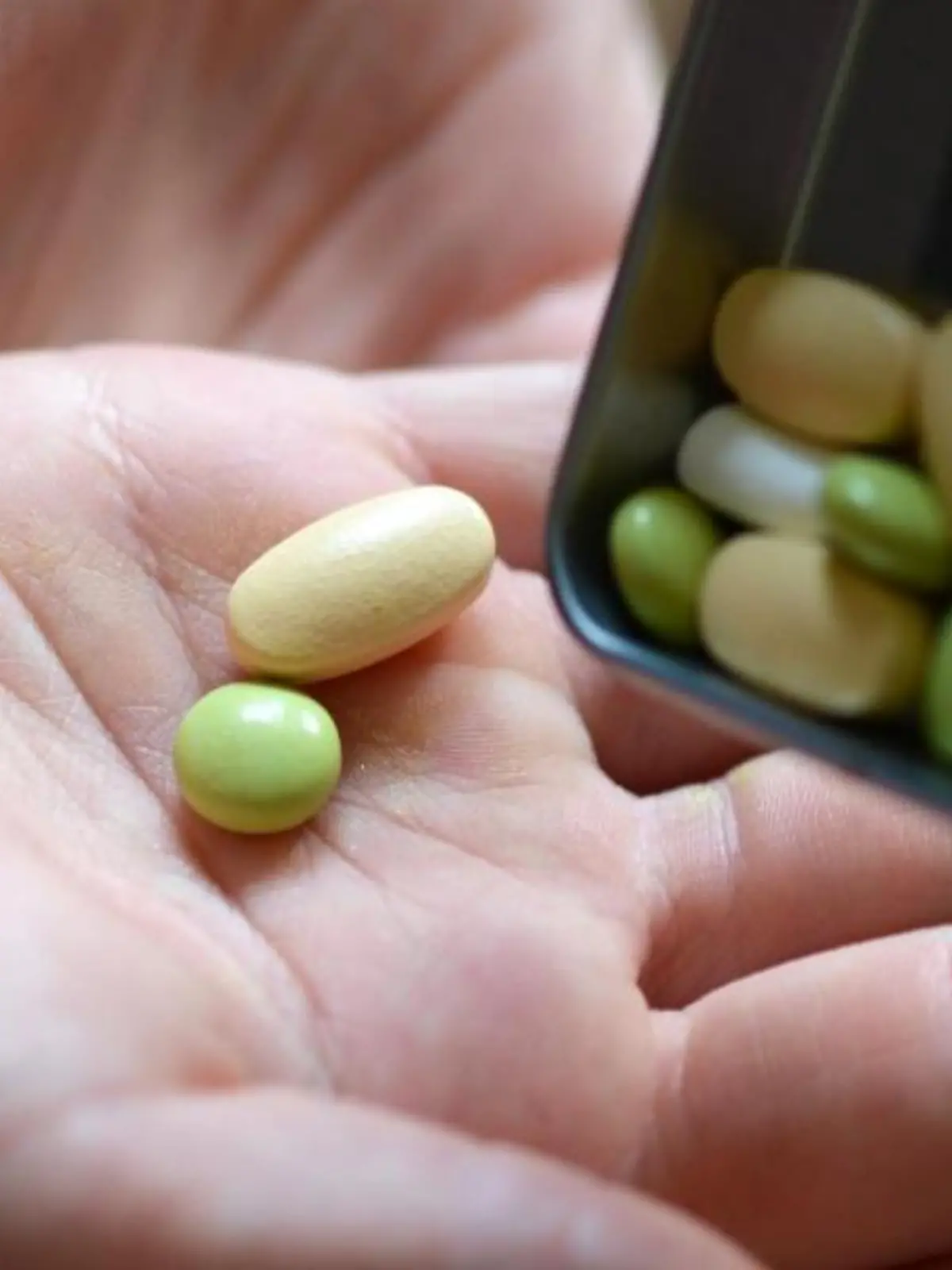 Kind mit Tabletten in der Hand