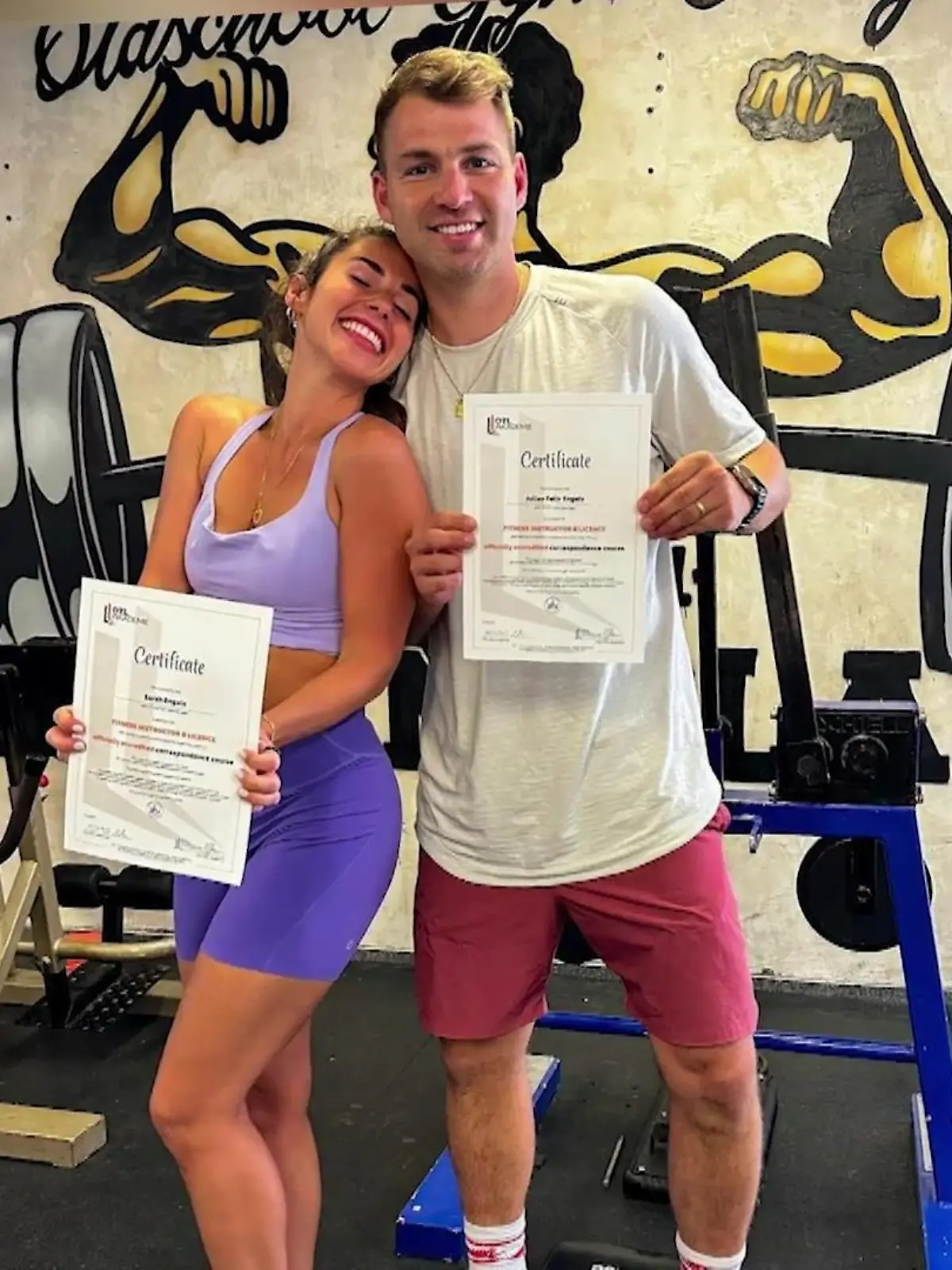 Fitness-Influencer aufgepasst! Nachdem Sarah Engels (30) und ihr Julian schon einen Bootsführerschein gemacht haben, starten sie jetzt ganz offiziell als Fitness-Trainer durch. „Das war nicht so einfach wie gedacht“, verrät die 30-Jährige im RTL-Interview und plaudert aus, wie sich Ehemann Julian geschlagen hat. Das und mehr sehen Sie im Video!