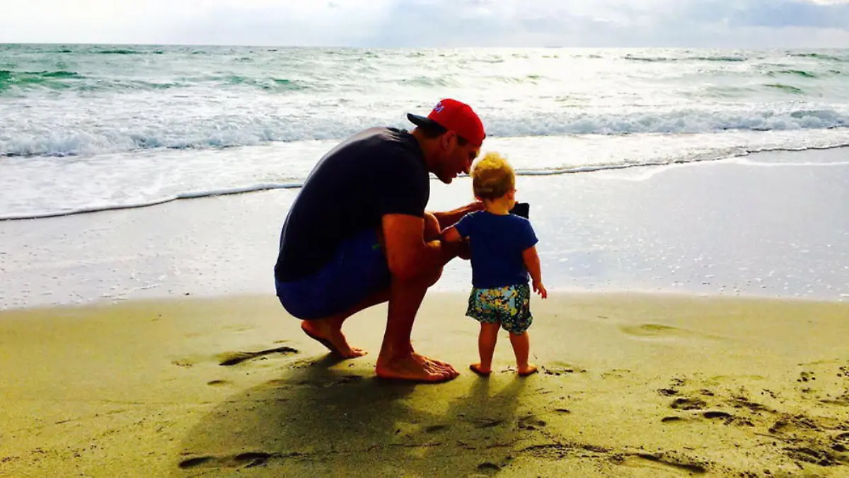 Süß: Wladimir Klitschko verbringt mit seiner Tochter Kaya Zeit am Strand