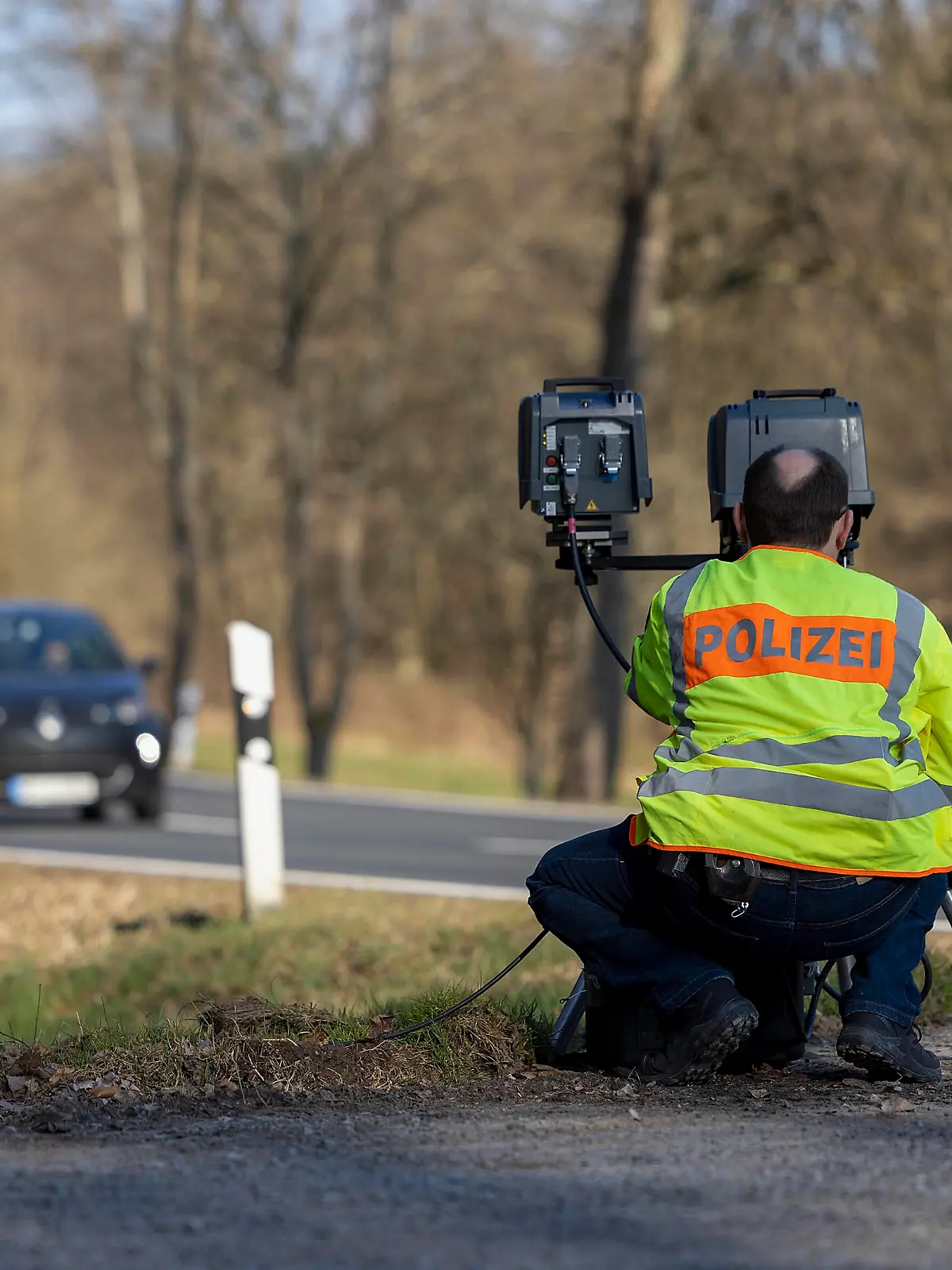 Kist, Waldkindergarten, 24.03.2022, Blitzmarathon 2022, Geschwindigkeitskontrolle der Polizei Bild: Geschwindigkeitskontrolle, Polizei, Stock, radar, punkte, zu schnell gefahren, blitzlicht, blitzer, editorial, stockfotografie, symbolbild, sympolbilder, kontrolle, polizeikontrolle, radarkontrolle  blitzmarathon 2022, blitzermarathon 2022 verkehrskontrolle, blaulicht, auswerten, geblitzt worden, Mobile und feste Blitzer, Tempo, Messung, Radarfallen, radarfalle, laser, raser, flensburg, *** Kist, forest kindergarten, 24 03 2022, speed camera marathon 2022, police speed control image speed control, police, stick, radar, points, speeding, flashlight, speed camera, editorial, stick photography, symbol image, sympol images, control, police con Copyright: HMBxMedia/xHeikoxBecker 