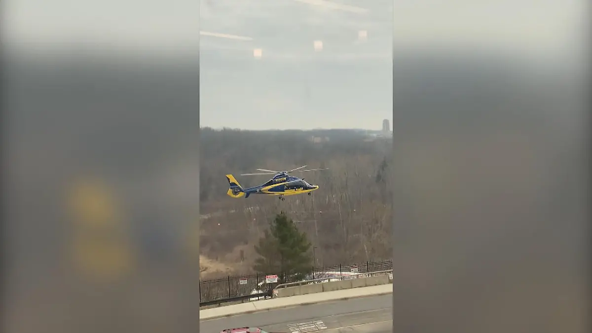 Illusion oder Realität? Helikopter schwebt in der Luft Optische Täuschung