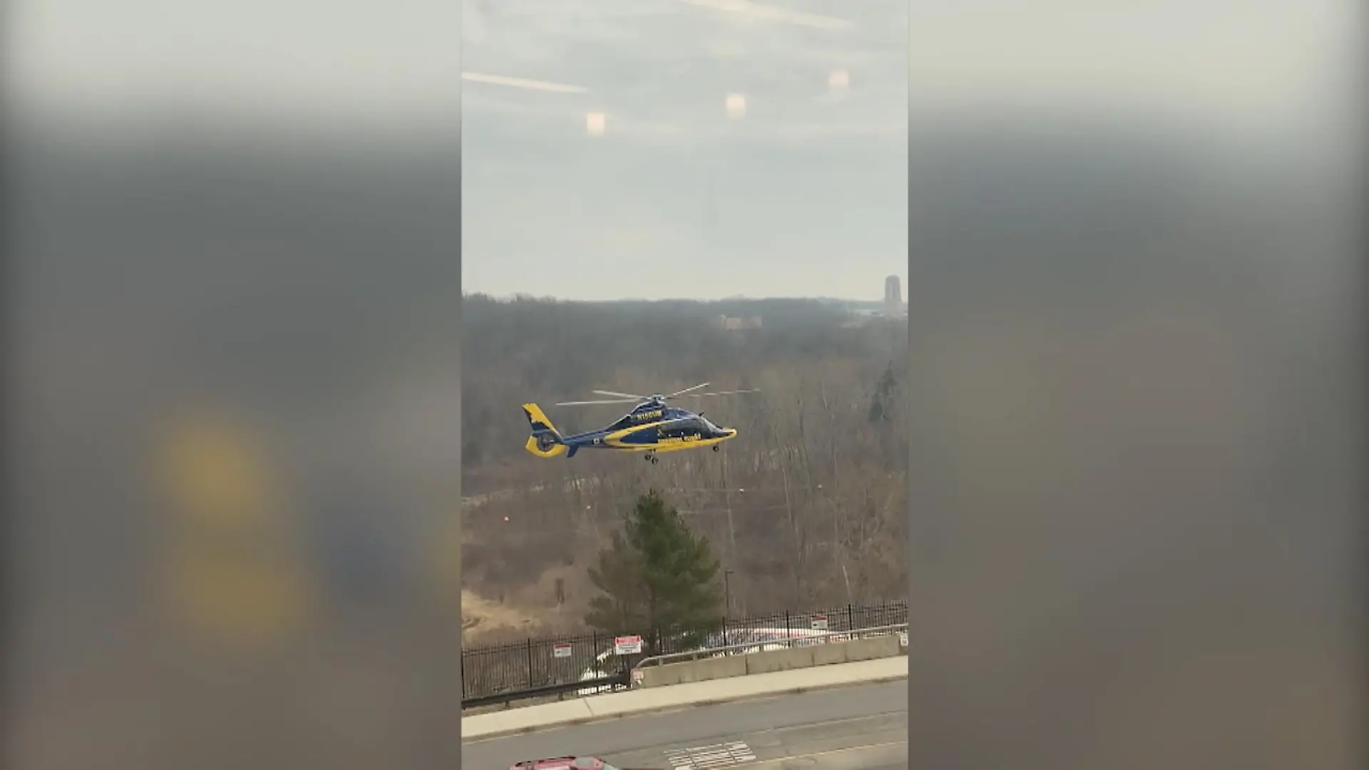 Illusion oder Realität? Helikopter schwebt in der Luft Optische Täuschung