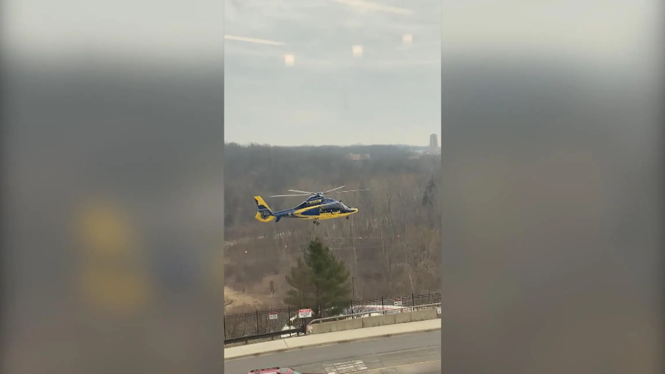 Illusion oder Realität? Helikopter schwebt in der Luft Optische Täuschung