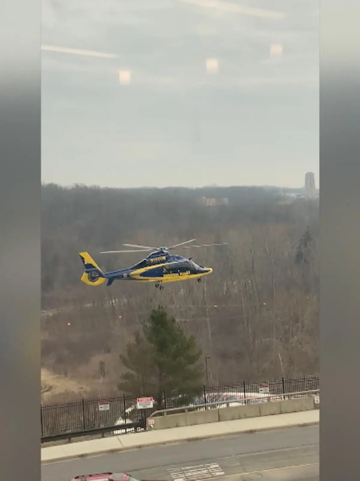Bild zu: "Illusion oder Realität? Helikopter schwebt in der Luft"
