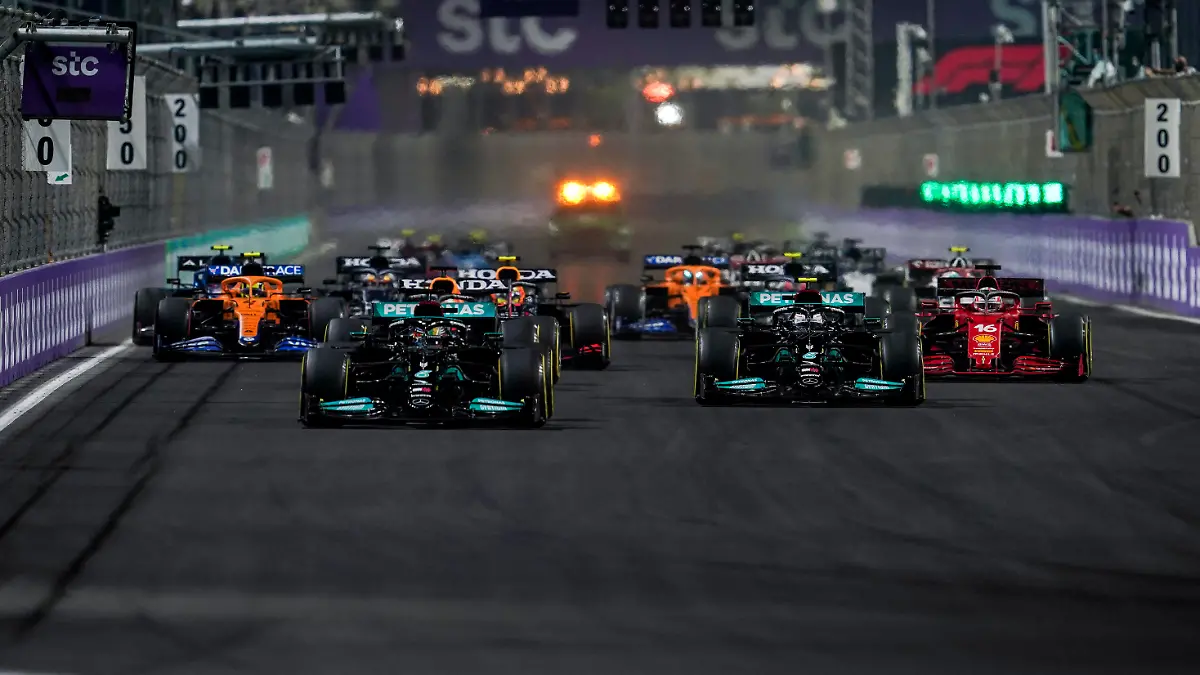 December 5, 2027, Jeddah, Saudi Arabia: LEWIS HAMILTON of Great Britain and Mercedes-AMG F1 Team leads at the start of the 2021 FIA Formula 1 Saudi Arabian Grand Prix at Jeddah Corniche Circuit in Jeddah, Saudi Arabia. Jeddah Saudi Arabia - ZUMAg147 20271205_zap_g147_026 Copyright: xJamesxGasperottix