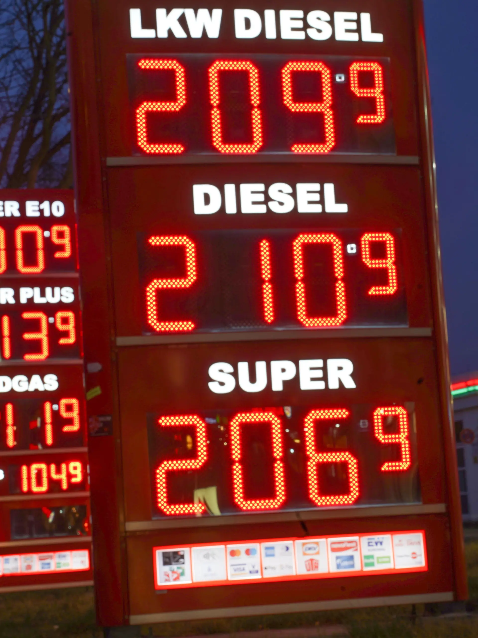 Blick auf die Kraftstoffpreise an einer Tankstelle auf der Prenzlauer Promenade. Die Koalitionsparteien SPD, Grüne und FDP wollen wegen der hohen Preise beim Tanken und Heizen Verbraucher und Unternehmen mit verschiedenen Maßnahmen entlasten.
