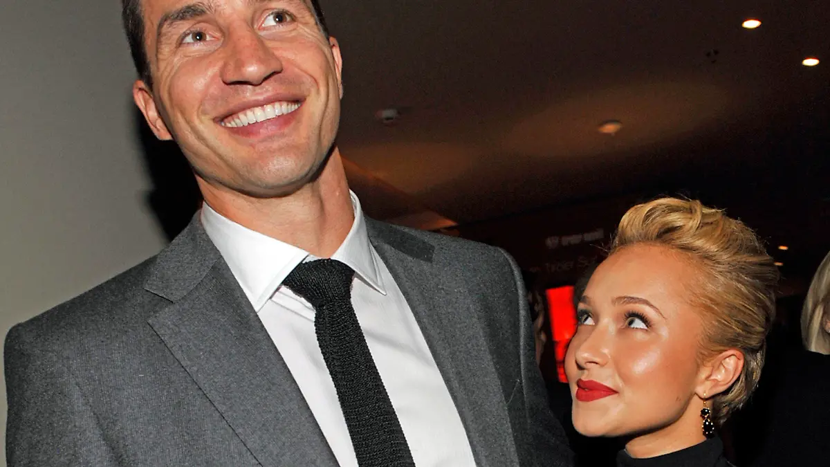 ARCHIV - Der Boxweltmeister Wladimir Klitschko und seine Lebensgefährtin, die US-Schauspielerin Hayden Panettiere, kommen am 24.09.2010 in München zur «United People Charity Night 2010».  Foto: Ursula Düren/dpa  (zu dpa "Wladimir Klitschko veröffentlicht Familienfoto mit Baby" vom 05.01.2015) +++(c) dpa - Bildfunk+++