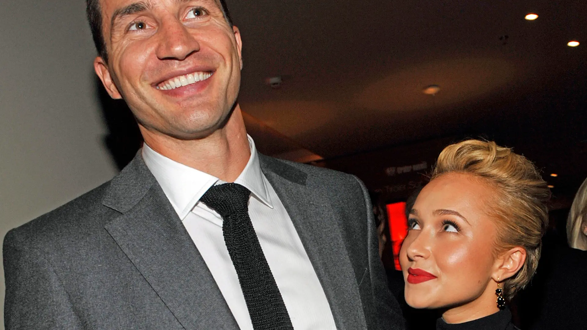 ARCHIV - Der Boxweltmeister Wladimir Klitschko und seine Lebensgefährtin, die US-Schauspielerin Hayden Panettiere, kommen am 24.09.2010 in München zur «United People Charity Night 2010». Foto: Ursula Düren/dpa (zu dpa "Wladimir Klitschko veröffentlicht Familienfoto mit Baby" vom 05.01.2015) +++(c) dpa - Bildfunk+++