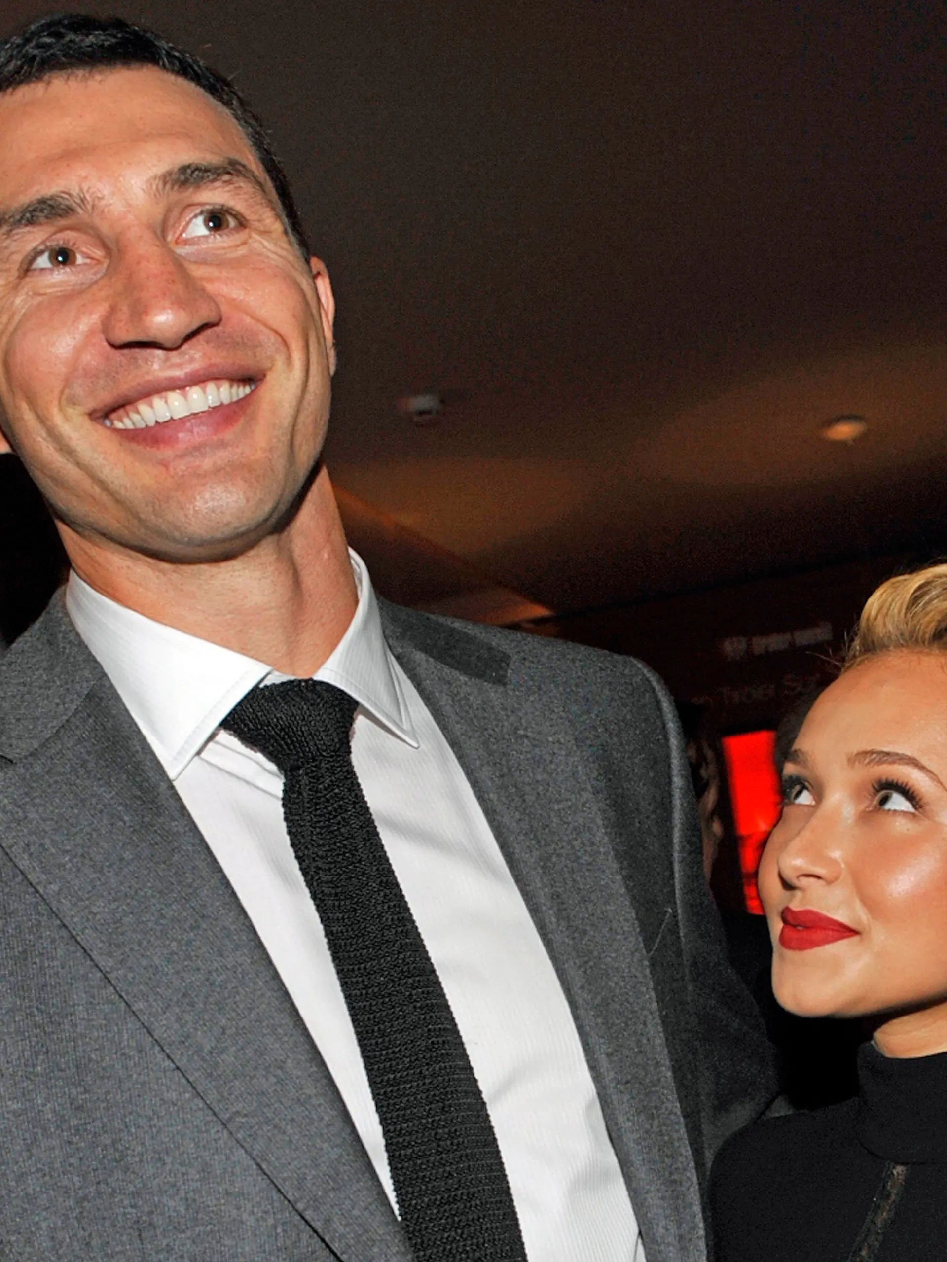 ARCHIV - Der Boxweltmeister Wladimir Klitschko und seine Lebensgefährtin, die US-Schauspielerin Hayden Panettiere, kommen am 24.09.2010 in München zur «United People Charity Night 2010».  Foto: Ursula Düren/dpa  (zu dpa "Wladimir Klitschko veröffentlicht Familienfoto mit Baby" vom 05.01.2015) +++(c) dpa - Bildfunk+++