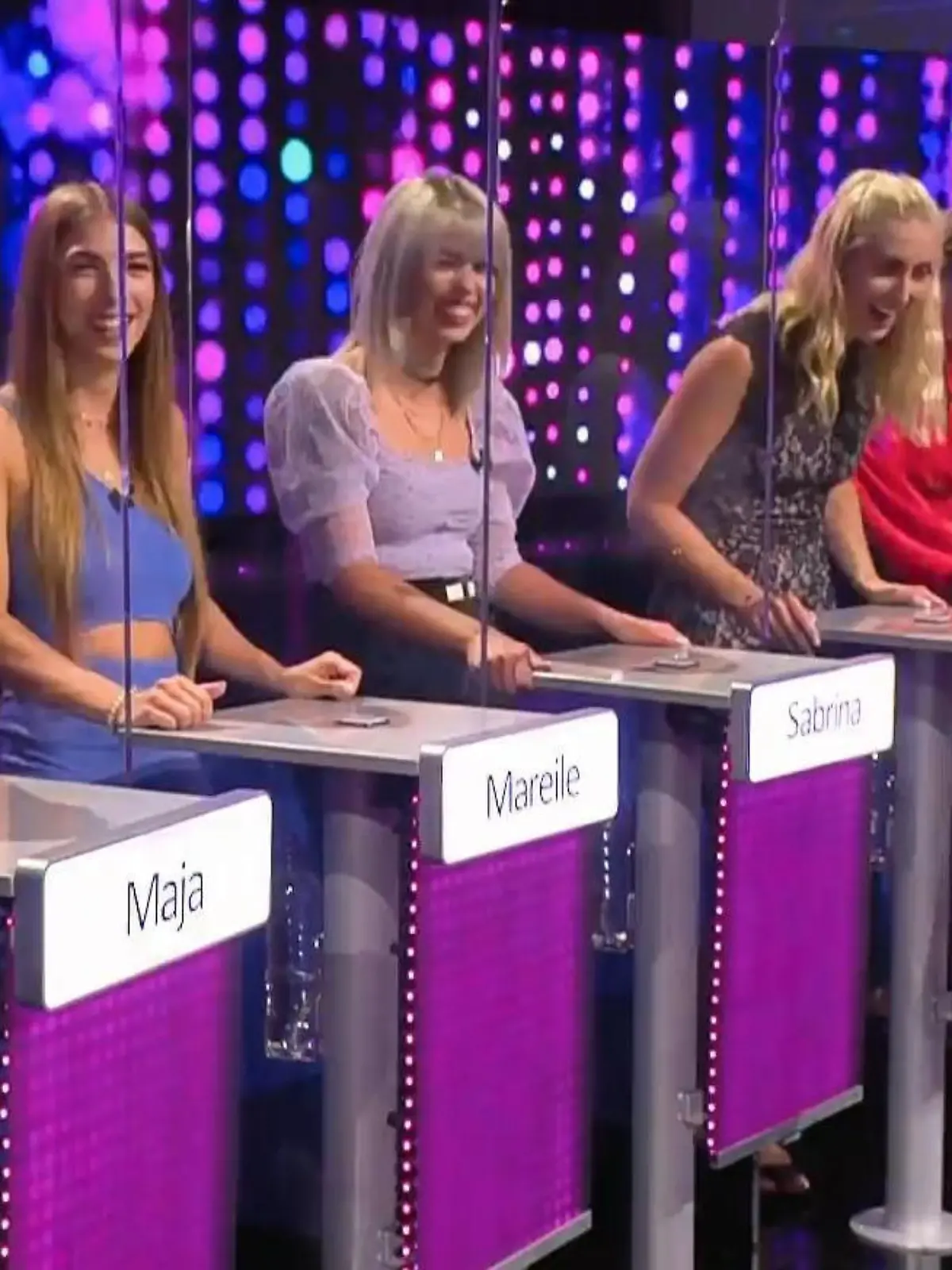 "Take Me Out"-Moderator Jan Köppen im Gespräch mit Kandidatin Maja